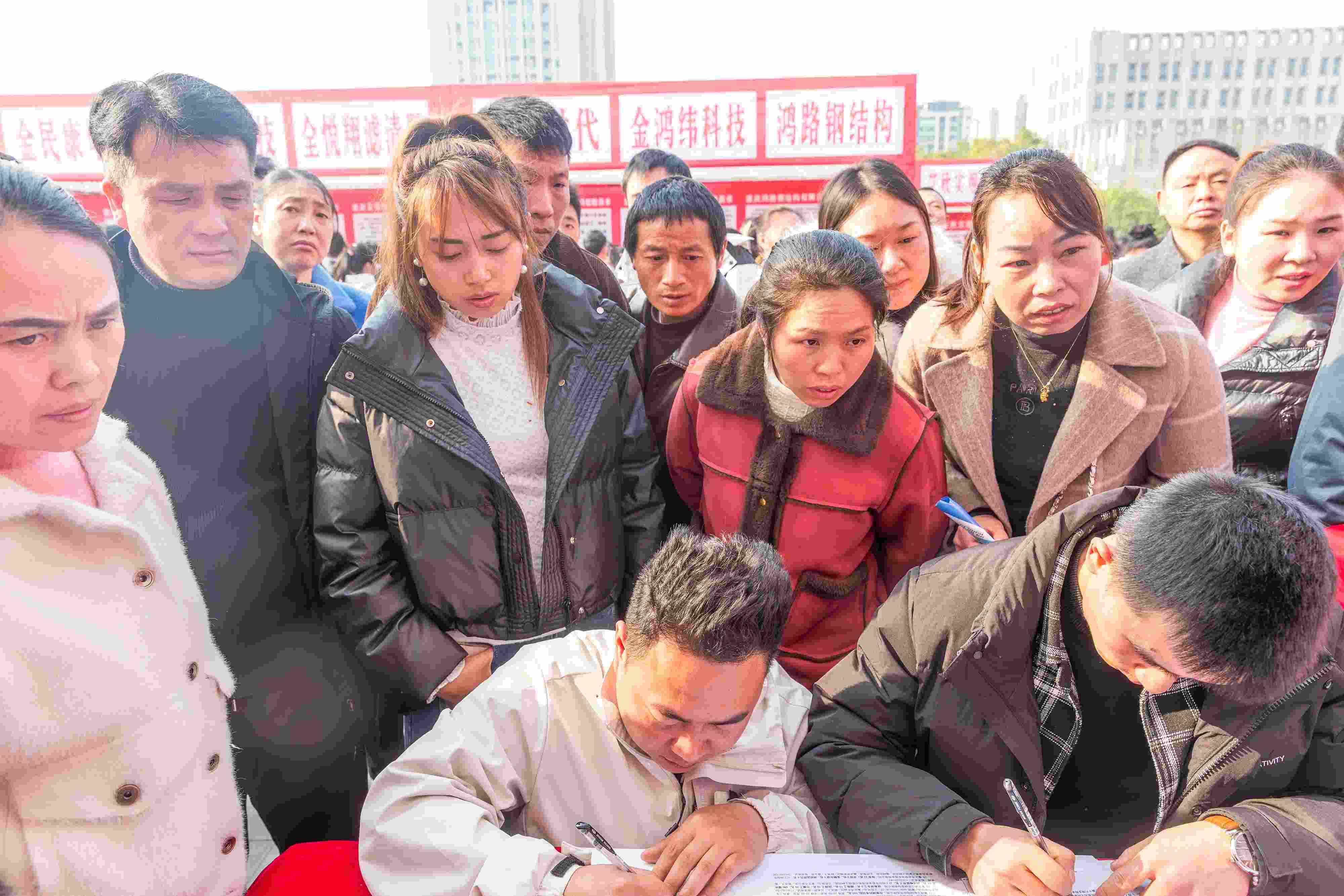 △ 2024年2月19日，重慶市南川區(qū)舉辦2024“春風(fēng)行動”招聘會，為企業(yè)和求職者牽線搭橋，助力務(wù)工人員返崗就業(yè)、企業(yè)復(fù)產(chǎn)復(fù)工。