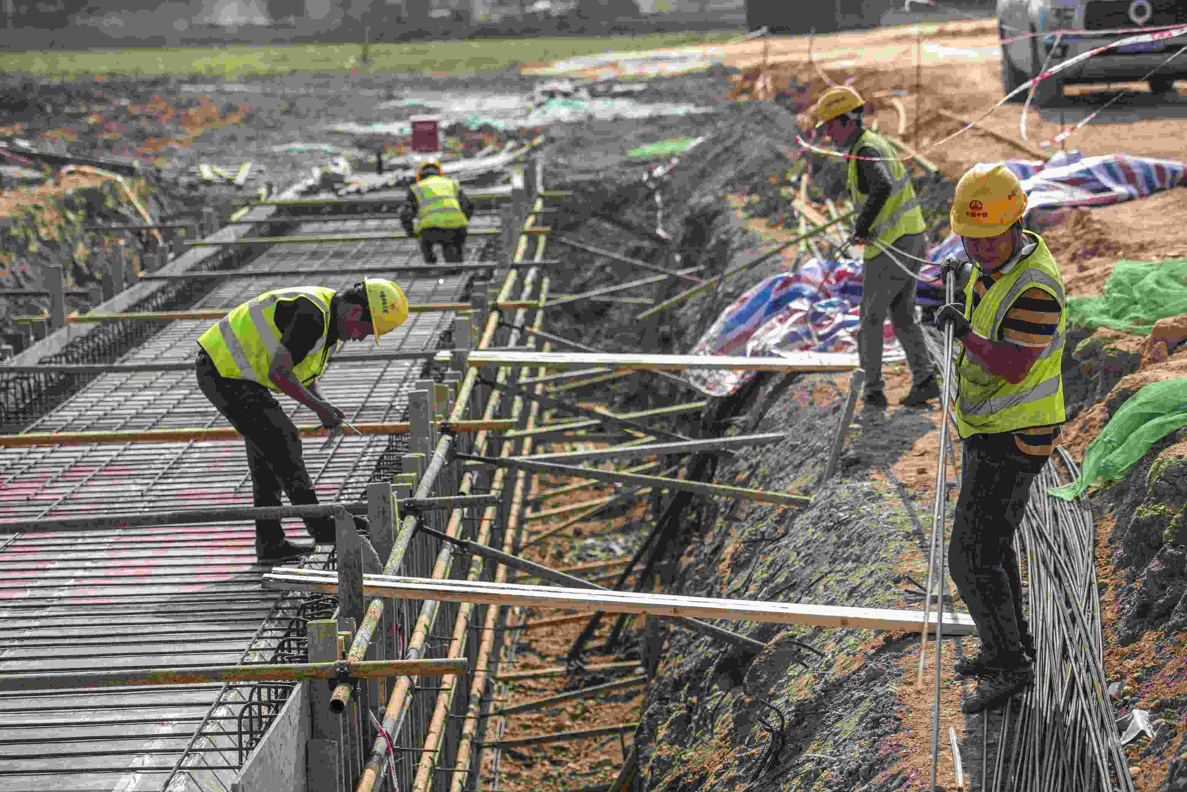 △ 2024年2月20日，海南省瓊海市，工程機(jī)械在博鰲樂城國際醫(yī)療旅游先行區(qū)康健路上加緊施工。