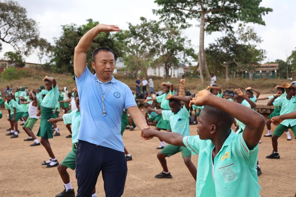 2月20日，在塞拉利昂首都弗里敦，來自塞拉利昂大學(xué)孔子學(xué)院的武術(shù)教師劉偉在為當(dāng)?shù)貙W(xué)生上武術(shù)課。