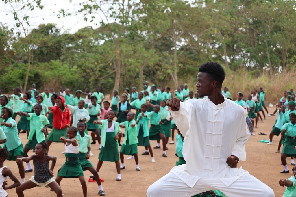 2月20日，在塞拉利昂首都弗里敦，當(dāng)?shù)貙W(xué)生在上武術(shù)課。