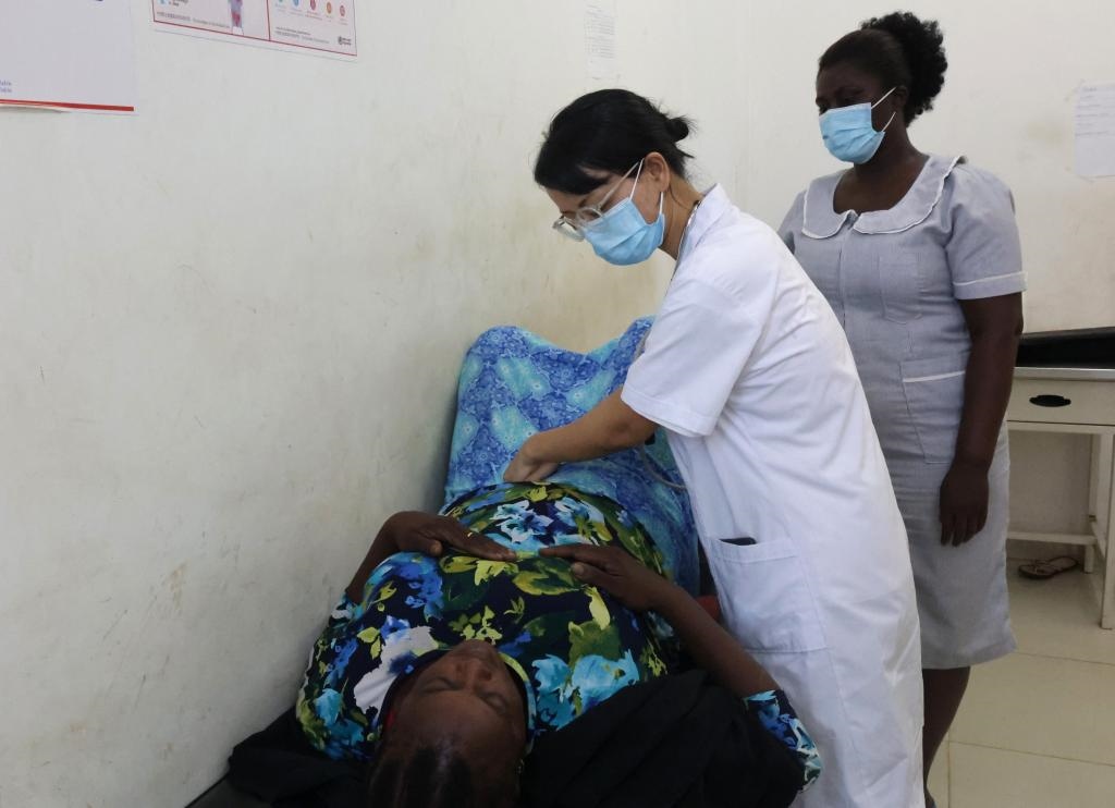 2023年2月27日，在塞拉利昂首都弗里敦，一名中國醫(yī)療隊(duì)的醫(yī)生正在為患者檢查身體。