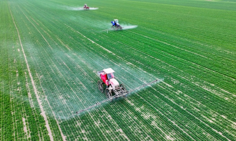 2024年2月18日，安徽省亳州市，利辛縣紀王場鄉(xiāng)孫老家村麥田，農(nóng)民駕駛自走式高桿噴霧機對小麥進行噴藥作業(yè)。