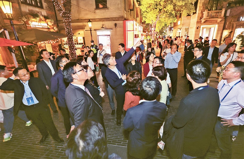 2023年4月18日，全國無黨派人士考察團來到位于上海市黃浦區(qū)的上海新天地開放式街區(qū)考察夜經(jīng)濟。 新華社記者 王翔/攝