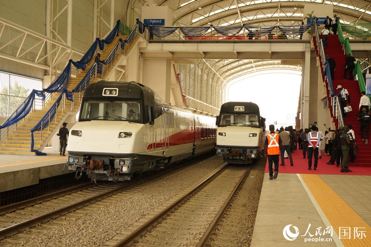 紅線(xiàn)車(chē)輛整裝待發(fā)。人民網(wǎng)記者 姜宣攝