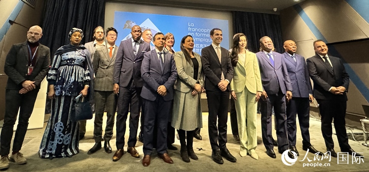 第28屆法語活動月新聞發(fā)布會出席嘉賓合影留念。人民網(wǎng) 謝瑩攝