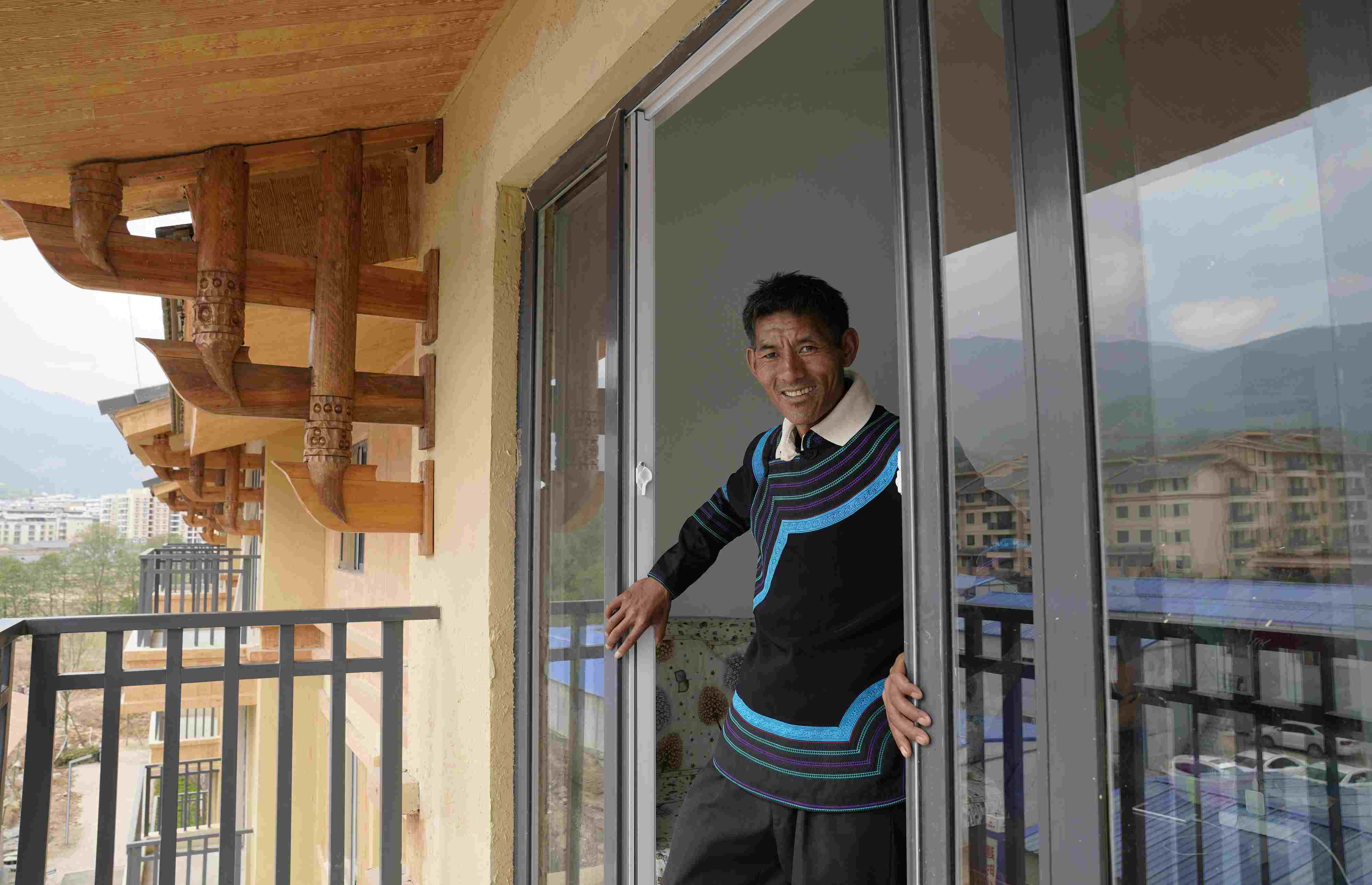 2020年5月14日，四川涼山彝族自治州昭覺縣，“懸崖村”村民某色伍哈入住新房。