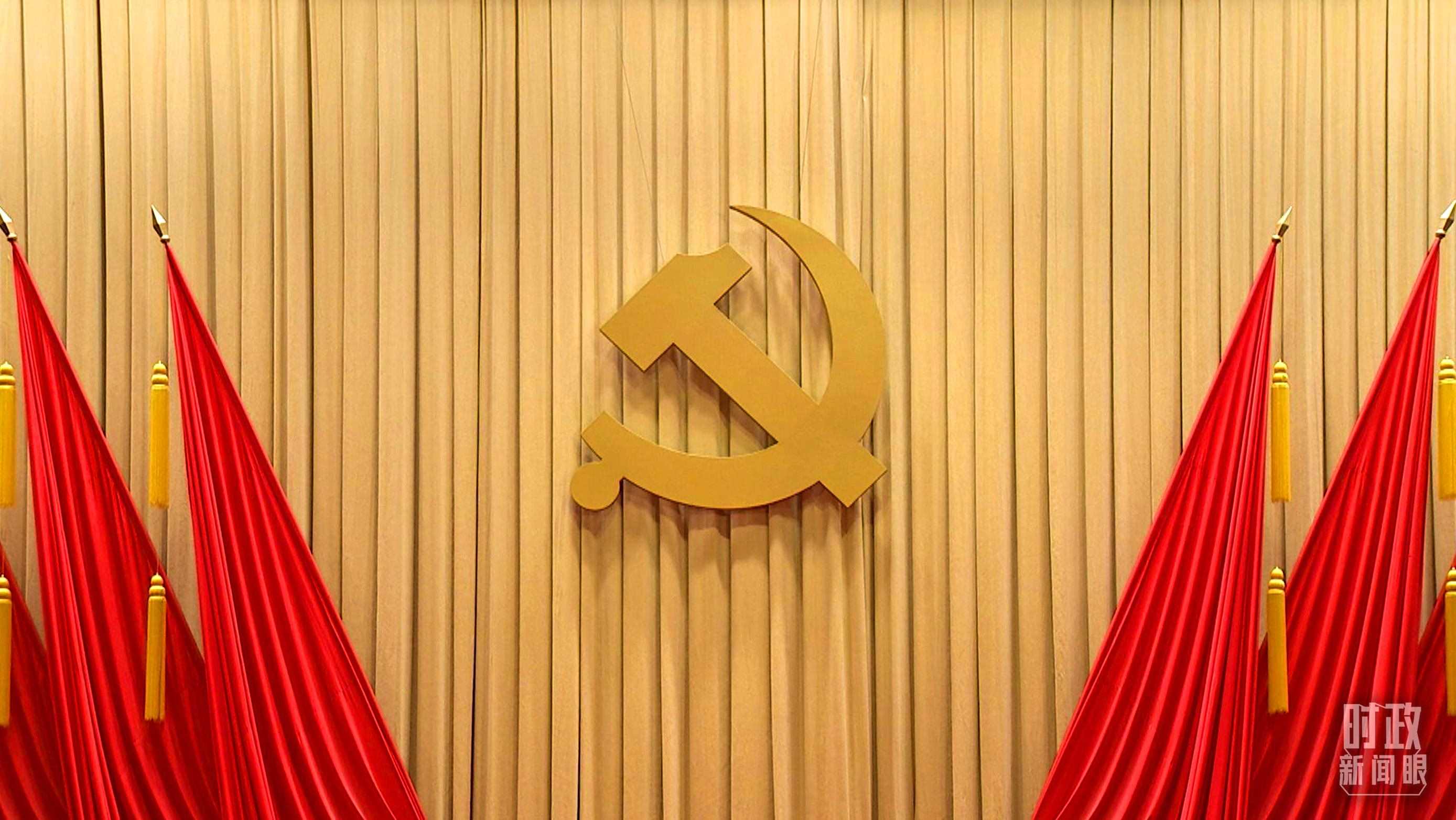 △開班式現(xiàn)場懸掛的莊嚴黨徽。