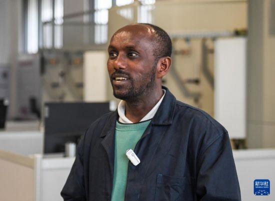 2月15日，在亞的斯亞貝巴的埃塞俄比亞聯(lián)邦職業(yè)技術(shù)培訓(xùn)學(xué)院，魯班工坊當(dāng)?shù)亟處熂s納斯·阿凱萊（中文名艾友涵）接受新華社采訪。