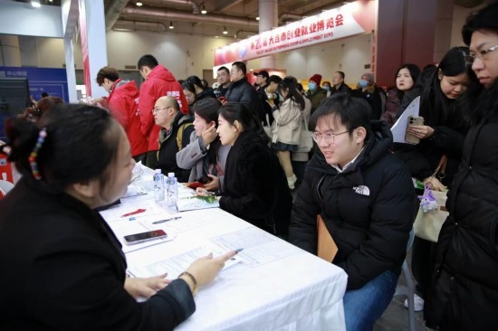 求職者與用人單位溝通交流。新華社記者 張博群 攝