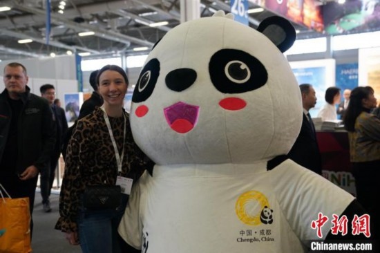 3月5日，2024年柏林國際旅游交易會(ITB)在柏林會展中心拉開帷幕。以“你好！中國”為主題的中國展區(qū)當日亮相展會。圖為觀眾與大熊貓人偶合影。中新社記者 馬秀秀 攝