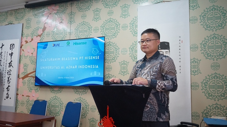 海信印尼公司總經(jīng)理李現(xiàn)委致辭。阿拉扎大學(xué)孔子學(xué)院供圖