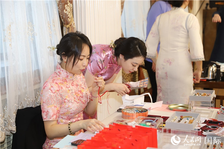 孔院教師展示剪紙。人民網(wǎng)記者 霍文攝