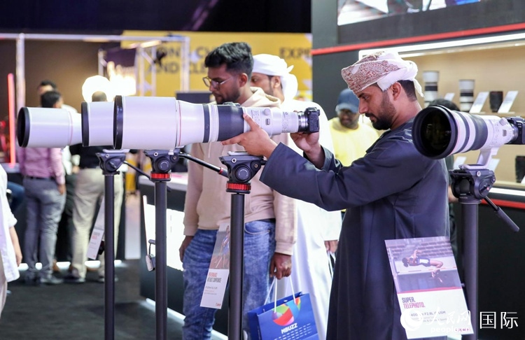 參觀者在體驗攝影設(shè)備。人民網(wǎng)塔里克·易卜拉欣攝