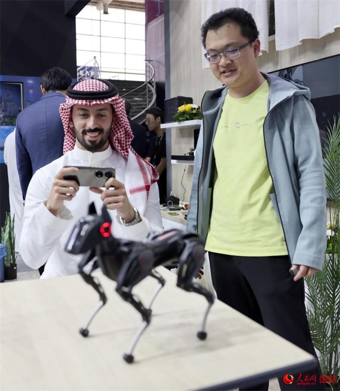 一名觀眾在體驗(yàn)操作機(jī)器狗。人民網(wǎng)記者 管克江攝
