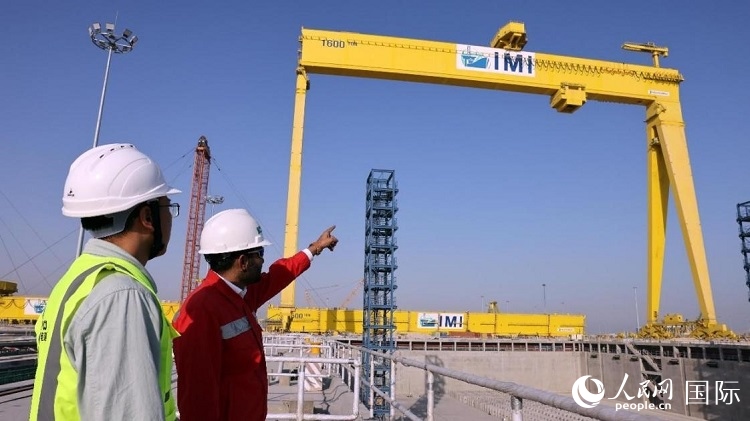 工作人員查看龍門吊情況。人民網(wǎng)記者管克江攝