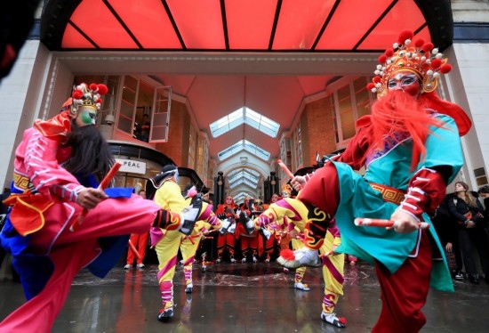  2024年2月10日，來自廣東普寧的英歌舞團演員在英國倫敦伯靈頓拱廊街表演英歌舞。新華社記者 李穎 攝