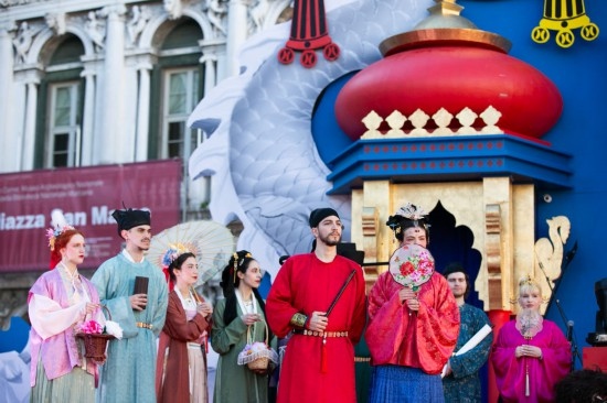  2024年2月13日，在意大利威尼斯，志愿者身著漢服進行表演。新華社記者 李京 攝