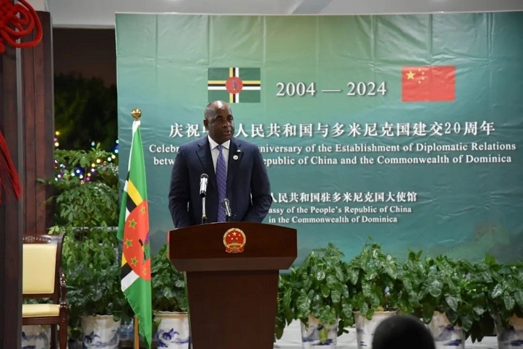 多米尼克總理斯凱里特在中多建交20周年招待會(huì)上致辭。中國(guó)駐多米尼克大使館供圖