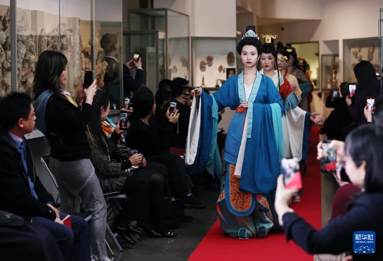 3月13日，在位于法國巴黎的吉美國立亞洲藝術博物館，模特展示敦煌復原服飾。新華社記者 高靜 攝