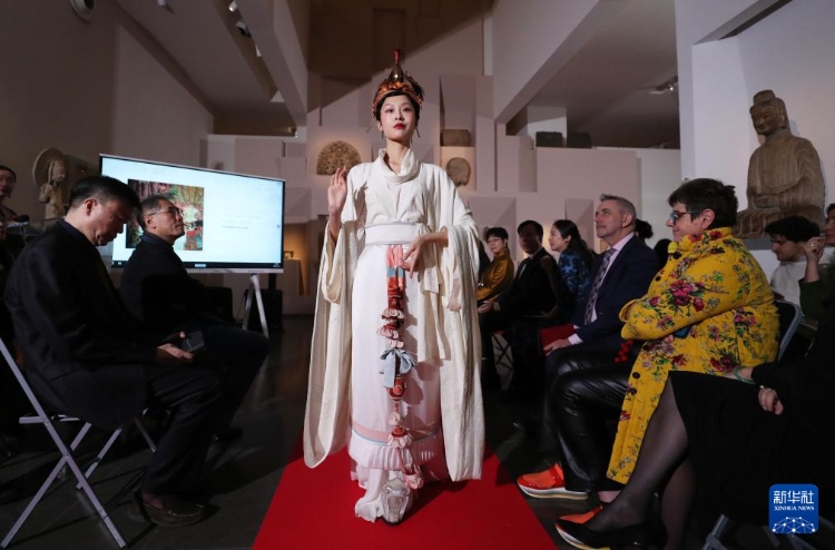 3月13日，在位于法國巴黎的吉美國立亞洲藝術博物館，模特展示敦煌復原服飾。新華社記者 高靜 攝