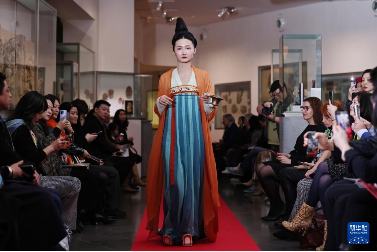 3月13日，在位于法國巴黎的吉美國立亞洲藝術博物館，模特展示敦煌復原服飾。新華社記者 高靜 攝
