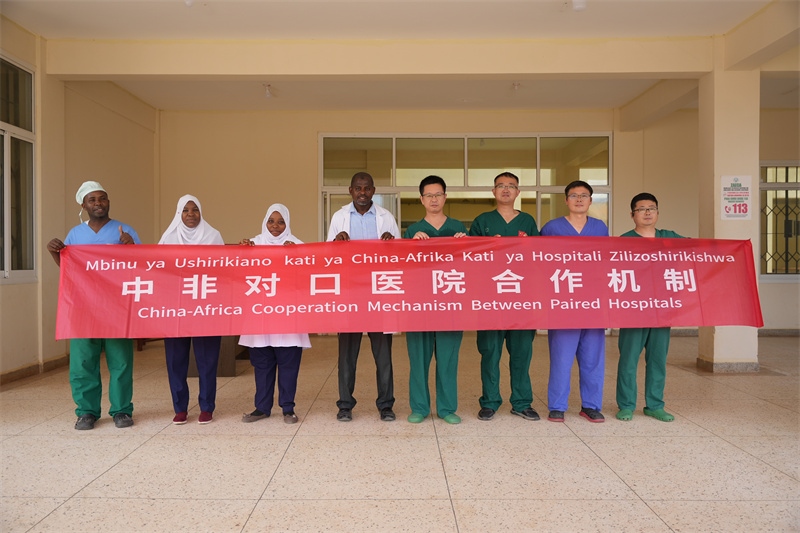 醫(yī)療隊(duì)隊(duì)隊(duì)員和基文吉區(qū)醫(yī)院院長（左四）及醫(yī)護(hù)人員合影。中國援桑醫(yī)療隊(duì)供圖