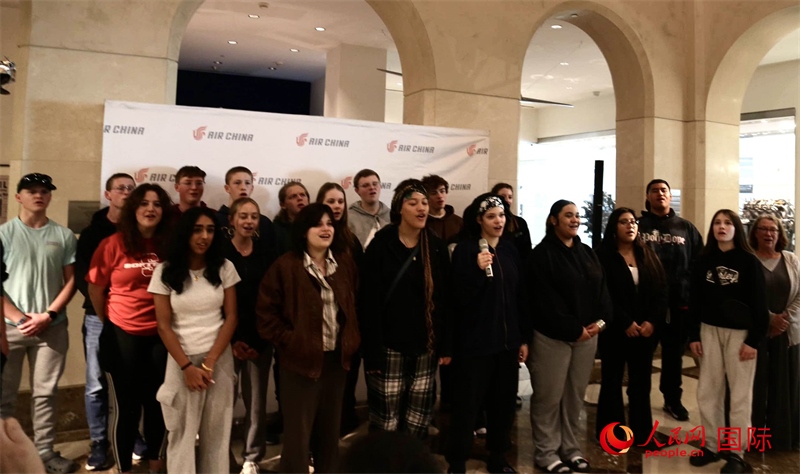 全體美國(guó)高中生合唱《希望的田野》。人民網(wǎng)記者 鄧圩攝