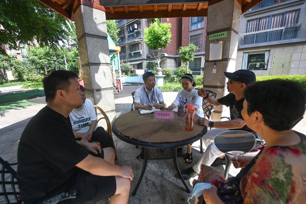 △2023年7月21日，在位于浙江杭州臨安區(qū)錦南街道水岸陽(yáng)光小區(qū)的陽(yáng)光議事廳，街道干部在聽取居民們反映的問題及意見。