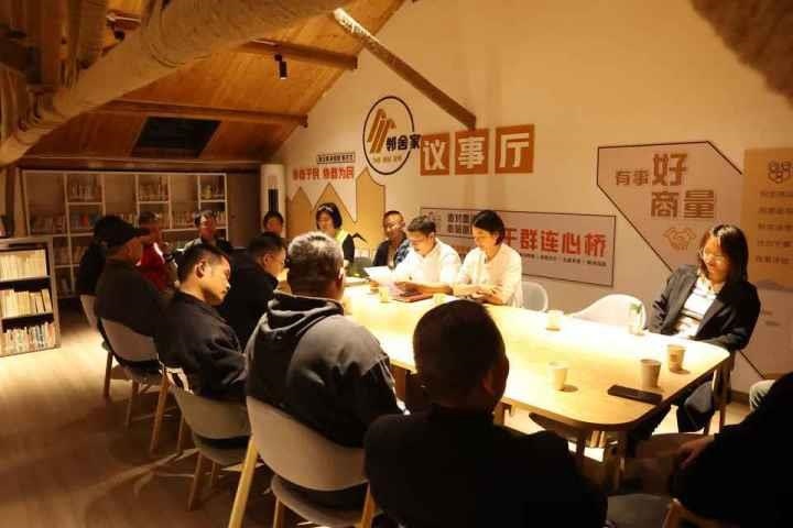 △浙江金華武義縣后陳村“鄰舍家”協(xié)商議事會(huì)討論舊村改造事宜。