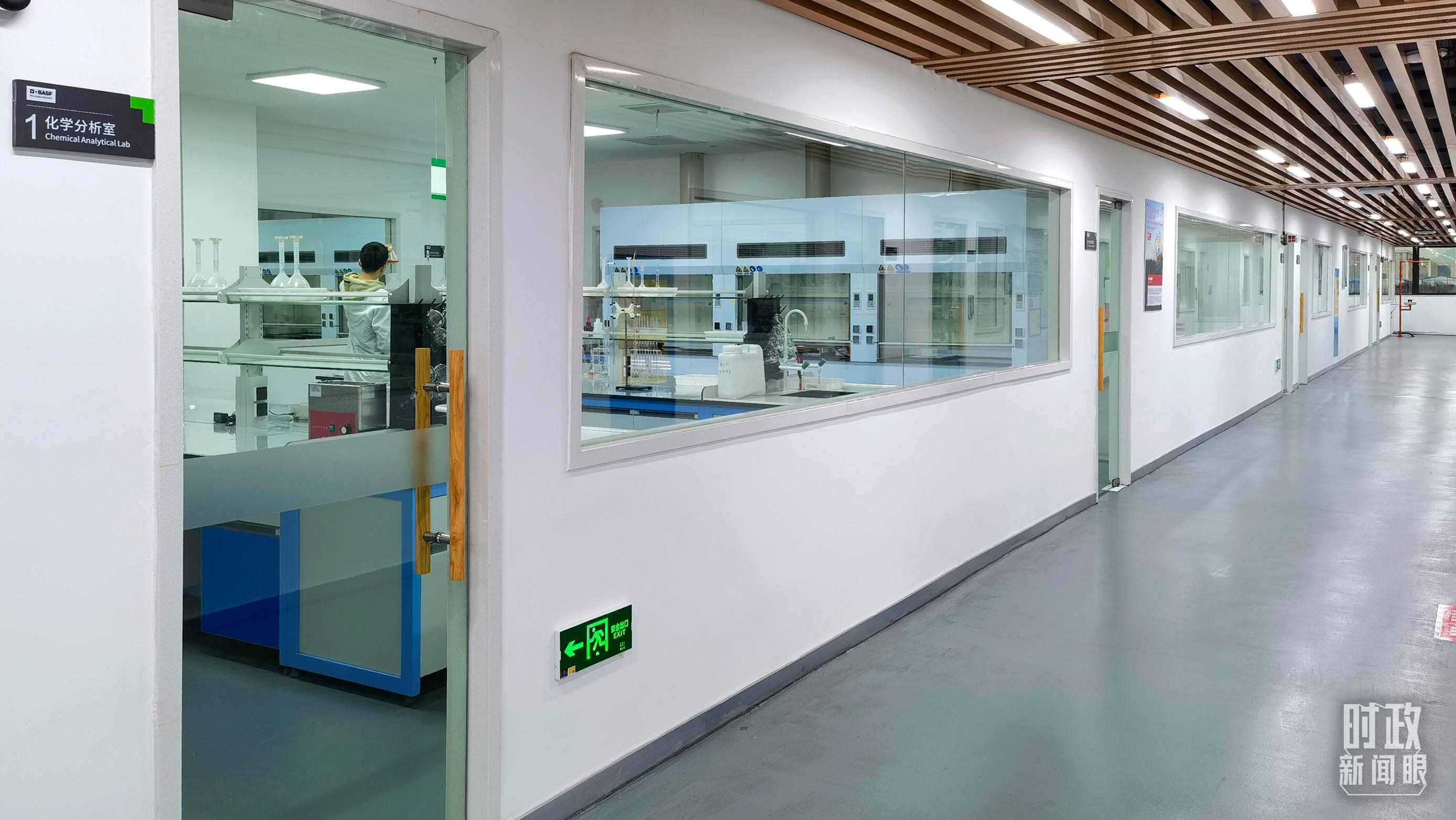 △巴斯夫杉杉電池材料有限公司化學(xué)分析室。（總臺央視記者石丞拍攝）