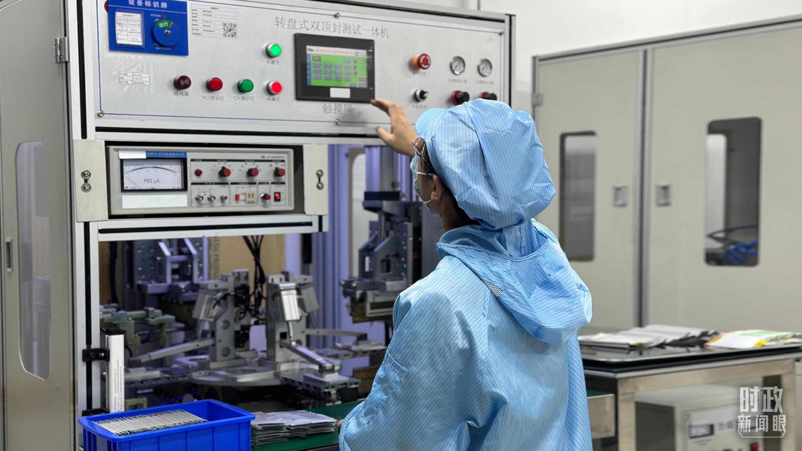 △企業(yè)電池技術(shù)中心內(nèi)，員工正在進(jìn)行電池封裝。（總臺央視記者盧心雨拍攝）