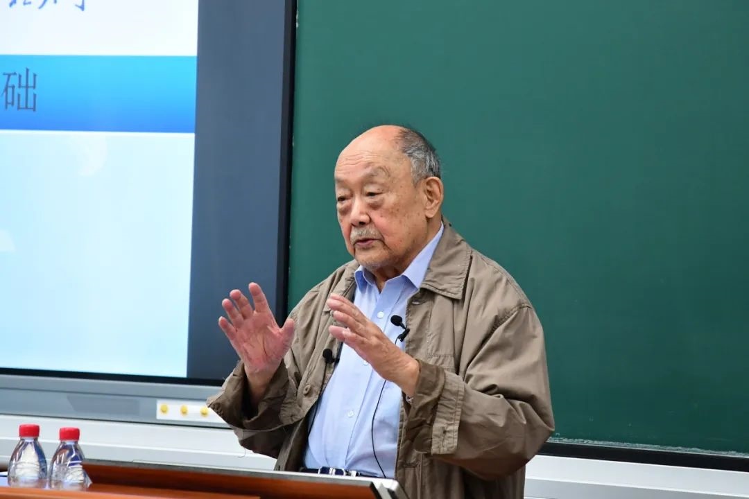 91歲的楊士莪院士“一站到底”為學(xué)生授課。哈爾濱工程大學(xué)供圖