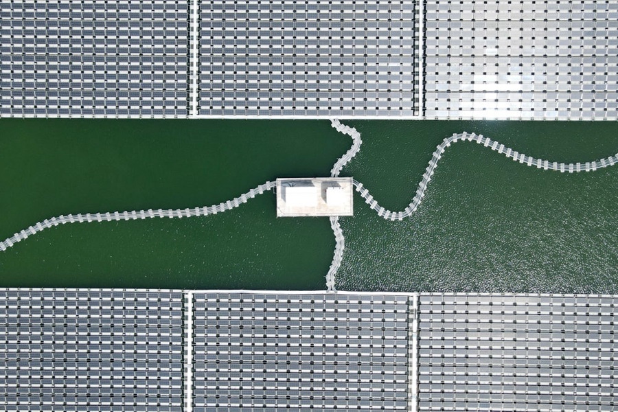 2022年8月25日拍攝的潁上縣毛圩水上光伏電站（無人機(jī)照片）。近年來，安徽省阜陽市潁上縣古城鎮(zhèn)積極推進(jìn)采煤沉陷區(qū)治理工作，將昔日的采煤沉陷區(qū)建設(shè)成水上光伏電站，既減少占用土地面積，又能生產(chǎn)清潔能源。