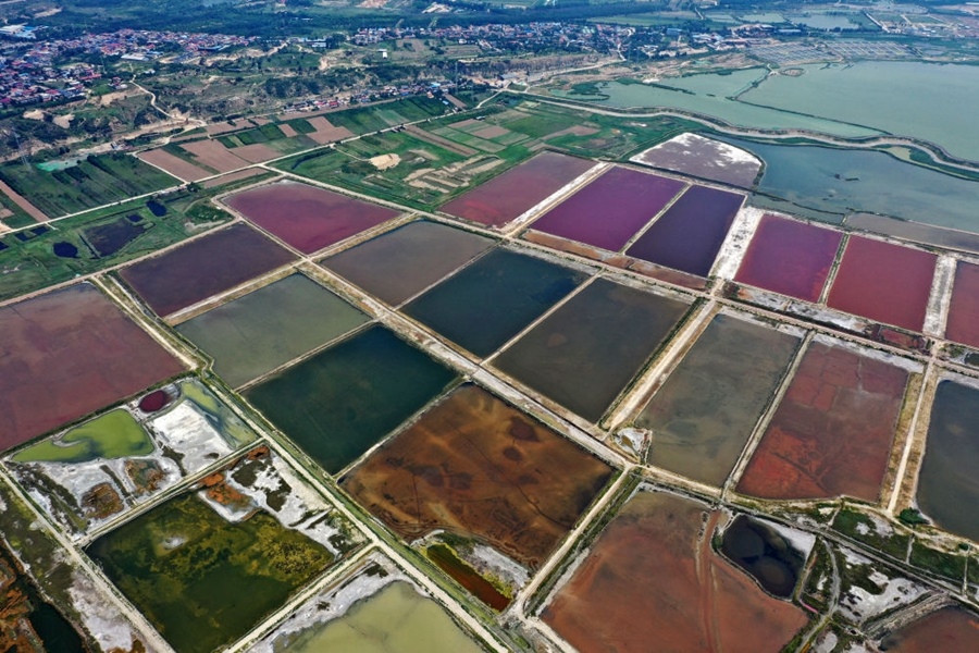 這是2023年7月11日拍攝的山西運(yùn)城鹽湖一角（無人機(jī)照片）。按照“生態(tài)優(yōu)先、保護(hù)為主、適度開發(fā)”的原則，2020年9月，運(yùn)城市全面停止鹽湖范圍內(nèi)的工業(yè)生產(chǎn)活動。近年來，千年鹽湖正在向生態(tài)保護(hù)、風(fēng)貌重塑、產(chǎn)業(yè)轉(zhuǎn)型、全域旅游的“綠色發(fā)展”轉(zhuǎn)變。