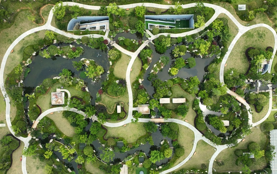 這是2023年6月15日拍攝的以“地上花園+地下治污”設(shè)計(jì)理念建設(shè)的九江市雙溪公園（無人機(jī)照片）。近年來，江西省九江市啟動中心城區(qū)水環(huán)境綜合整治工程，通過地下污水治理、岸線生態(tài)修復(fù)、興建“公園式”污水處理廠、城市智慧管網(wǎng)管控等措施，改善水環(huán)境，城市面貌煥然一新。