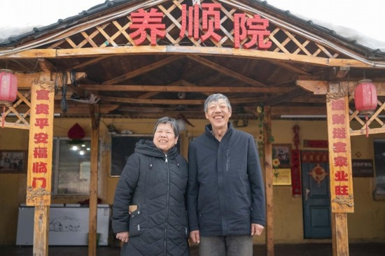 在伊春市友好區(qū)，伊春森工上甘嶺林業(yè)局有限責(zé)任公司溪水林場(chǎng)分公司退休職工劉養(yǎng)順（右）和老伴楊秋娥在自家農(nóng)家院中（3月13日攝）。新華社記者 謝劍飛 攝