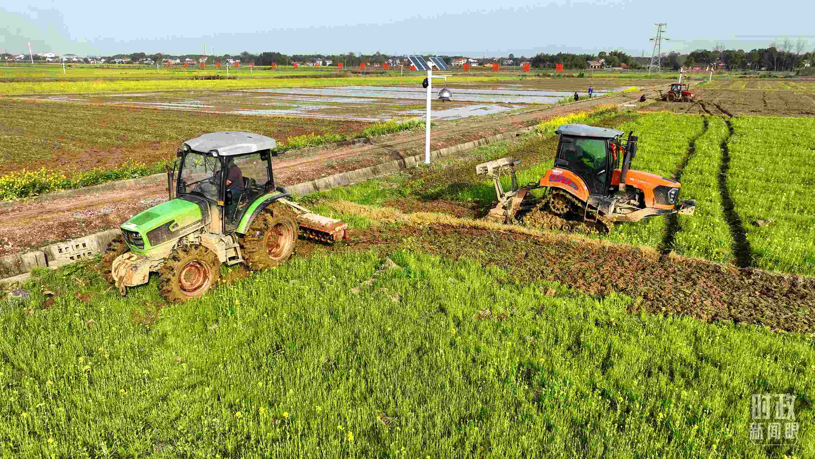 △位于港中坪村的糧食生產(chǎn)萬(wàn)畝綜合示范片區(qū)，春耕備耕生產(chǎn)繁忙。（總臺(tái)央廣記者潘毅拍攝）
