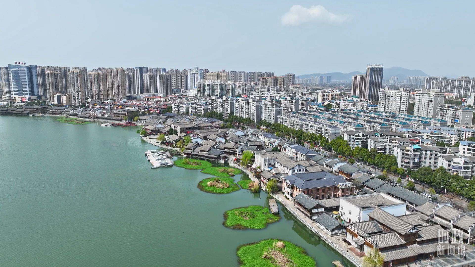 △沅江江畔，常德河街與現(xiàn)代建筑交相輝映。（總臺(tái)央視記者范凱拍攝）