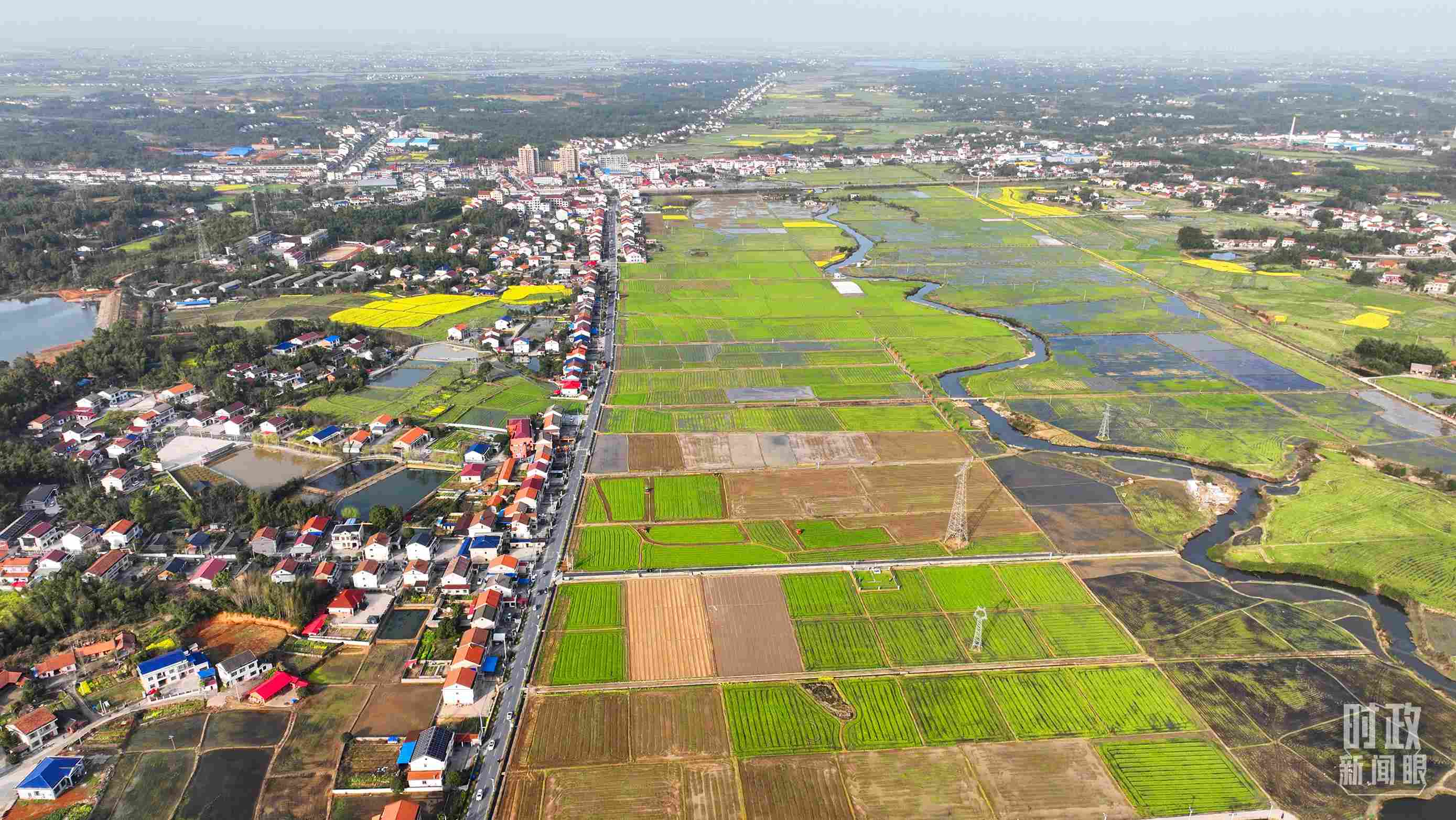 △俯瞰常德市謝家鋪鎮(zhèn)港中坪村。（總臺(tái)國(guó)廣記者李晉拍攝）