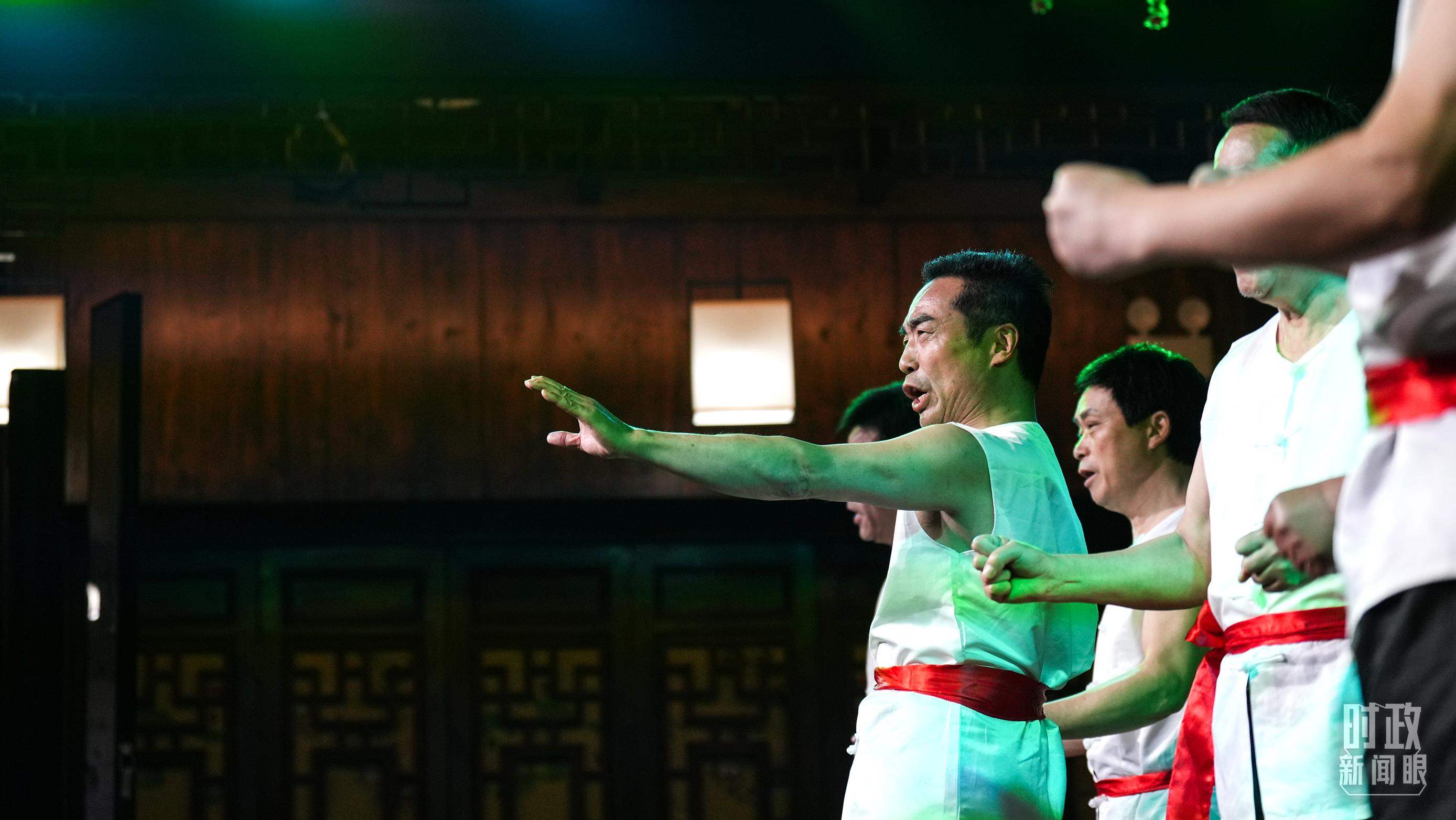 △常德河街，鴛鴦走馬樓上演常德高腔《穆桂英掛帥》和澧水船工號(hào)子。（總臺(tái)央視記者許永松、國(guó)廣記者李晉拍攝）