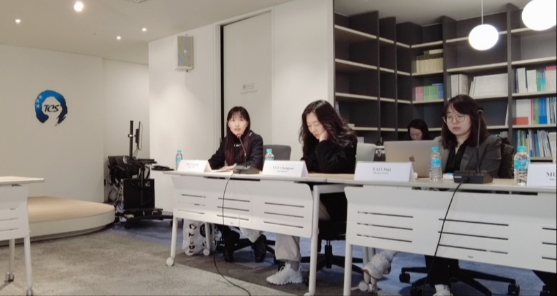 記者（左一）在交流活動(dòng)上，以加強(qiáng)中日韓三國(guó)經(jīng)濟(jì)合作、增進(jìn)三國(guó)民眾相互理解為主題發(fā)表演講。權(quán)小星攝