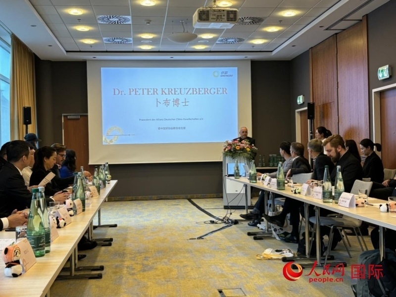 在成都文化旅游（柏林）推介座談會上，德中友好協(xié)會聯(lián)合會主席卜布致辭。人民網(wǎng)記者張慧中攝