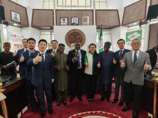 3月21日，與會(huì)嘉賓在首屆拉各斯論壇現(xiàn)場(chǎng)合影留念。（圖片由中國(guó)駐拉各斯總領(lǐng)事館提供）