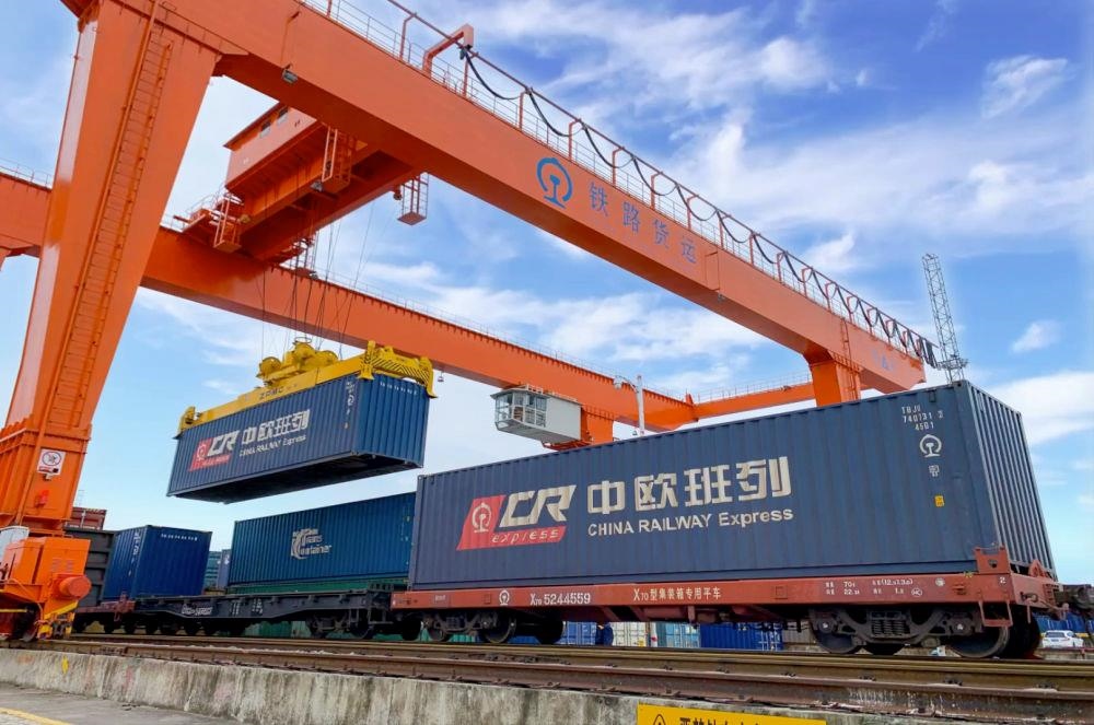 △2022年4月29日，在安徽合肥北站物流基地集裝箱作業(yè)區(qū)，準(zhǔn)備發(fā)運的中歐班列集裝箱。