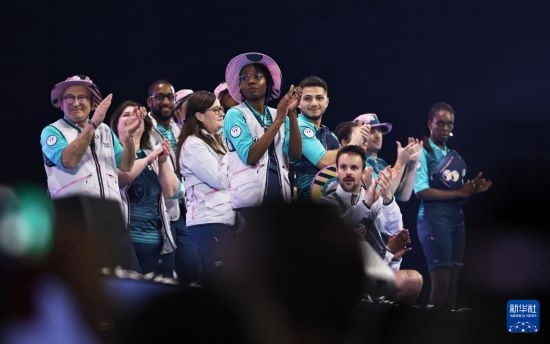 3月23日，模特在巴黎奧運(yùn)會(huì)志愿者大會(huì)上展示志愿者制服。新華社記者 高靜 攝