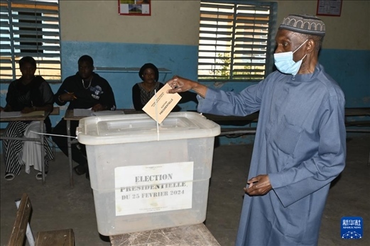 3月24日, 選民在塞內(nèi)加爾首都達(dá)喀爾的一處投票站投票。新華社發(fā)（登巴·蓋伊攝）