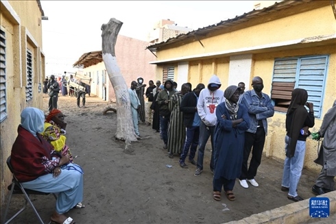 3月24日, 選民在塞內(nèi)加爾首都達(dá)喀爾的一處投票站前排隊(duì)。新華社發(fā)（登巴·蓋伊攝）