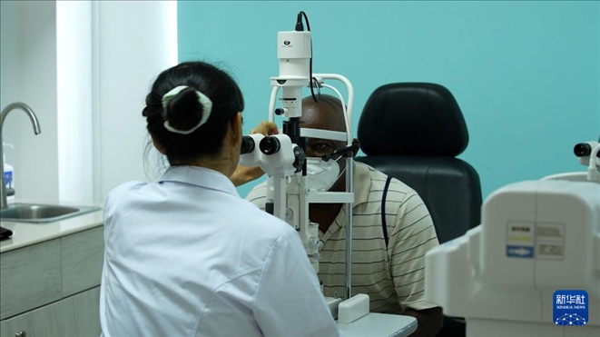 3月4日，在多米尼克羅索的中多友誼醫(yī)院眼科中心，援多醫(yī)療隊(duì)成員、南方醫(yī)科大學(xué)第三附屬醫(yī)院眼科主治醫(yī)師魯志卿為病人做檢查。新華社記者 王朝 攝