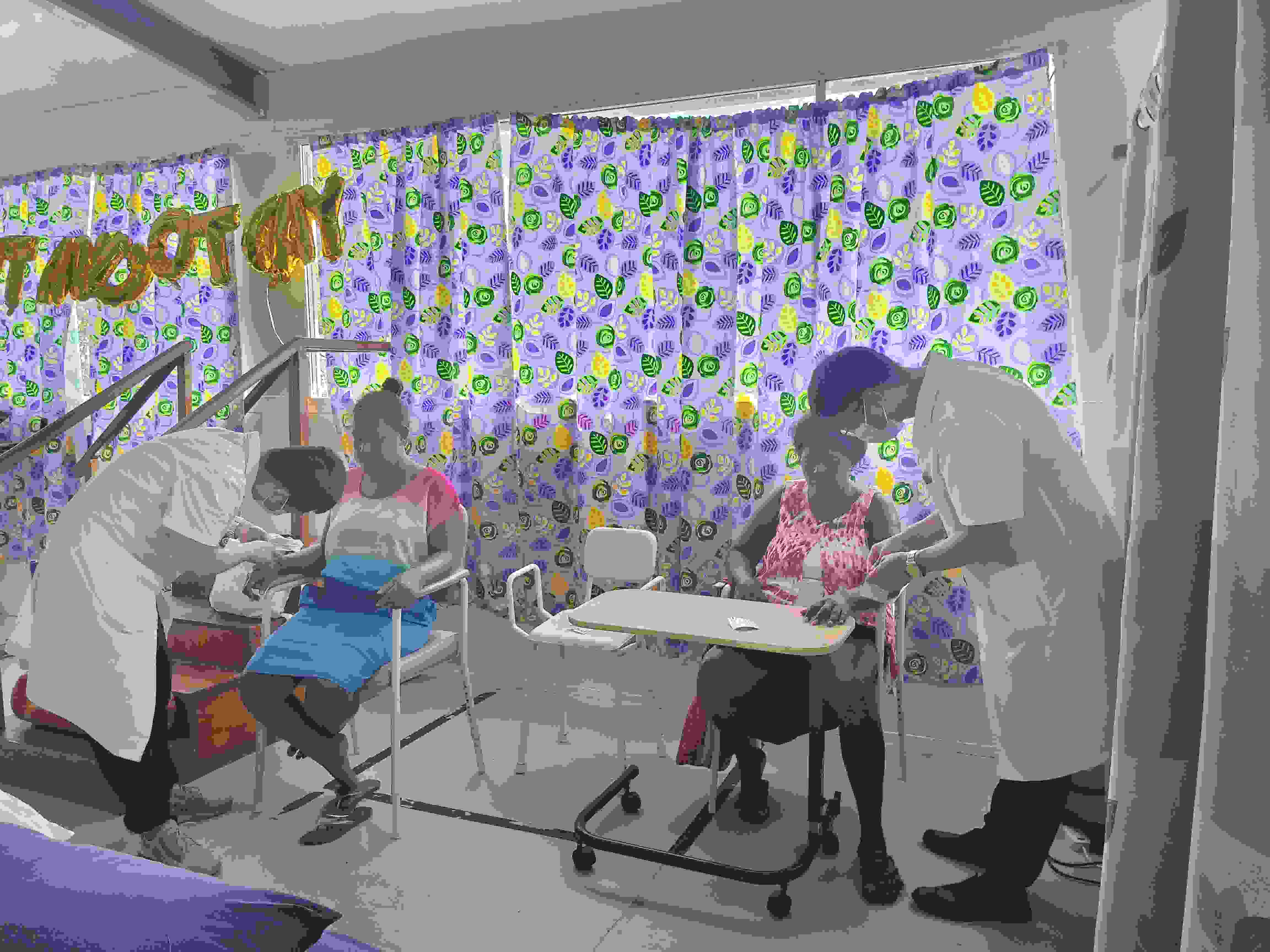 2023年7月3日，中國援助所羅門群島醫(yī)療隊針灸大夫在所羅門群島首都霍尼亞拉國家轉診醫(yī)院為患者治療。