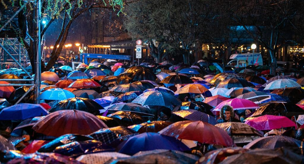 3月24日，在塞爾維亞南部城市普羅庫(kù)普列，人們參加北約轟炸南聯(lián)盟遇難者悼念儀式。新華社發(fā)（王韡攝）
